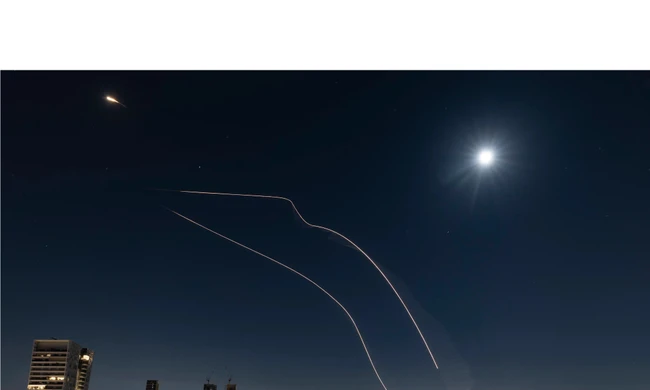 Các khẩu đội phòng không Israel bắn tên lửa đánh chặn về phía các tên lửa đạn đạo đang bay tới từ Iran ngày 5/3/2026Ảnh: Times of Israel 