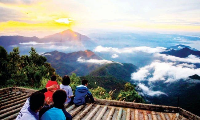 Du khách trải nghiệm săn mây, ngắm bình minh, nghe chim hót trên đỉnh Bạch Mã Ảnh: VQGBM
