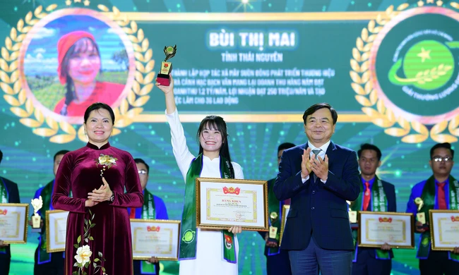 Chị Bùi Thị Mai, Giám đốc HTX Mây Sườn Đông nhận Giải thưởng Lương Định Của năm 2025 Ảnh: Xuân Tùng 