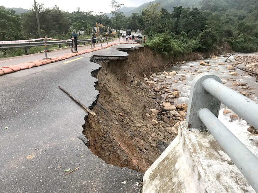 Đường Hồ Chí Minh qua khu vực miền Trung vẫn còn nhiều điểm sạt lở.