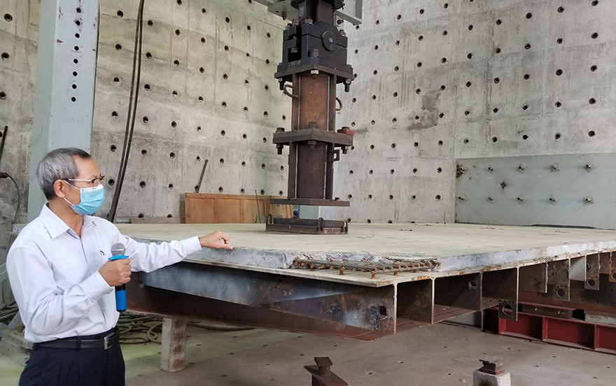 GS.TS Trần Đức Nhiệm (Đại học GTVT) giới thiệu về công nghệ sửa mặt cầu Thăng Long.