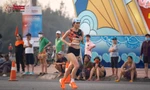 Cuộc đua 'vương miện' hấp dẫn trên đường chạy marathon nữ tại Khánh Hòa