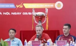 HLV Polking thích thú với chiếc Cúp đặc biệt của Siêu Cúp Bóng đá Quốc gia 2024/25 - Cúp THACO