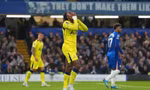 Tottenham gục ngã trước Chelsea, cuộc đua trụ hạng kéo dài tới vòng cuối