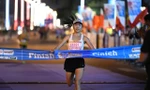 Tân vô địch 21km nữ Lê Thị Lam: 'Bất ngờ khi đối thủ áp sát phía sau ở vạch đích'