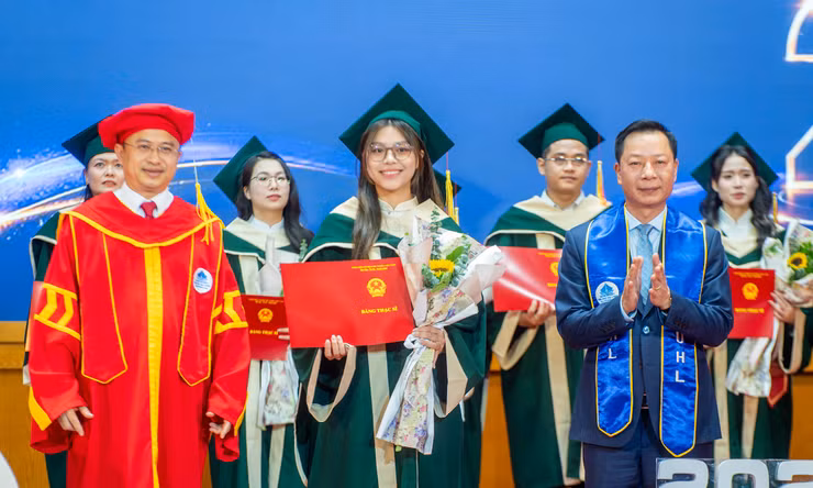 Gần 300 tân khoa Trường ĐH Hạ Long có việc làm ngay khi nhận bằng