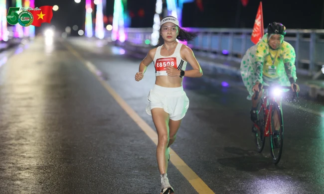 Những 'nữ chiến binh' xinh đẹp thắp lửa đường đua 21km Tiền Phong Marathon 2026