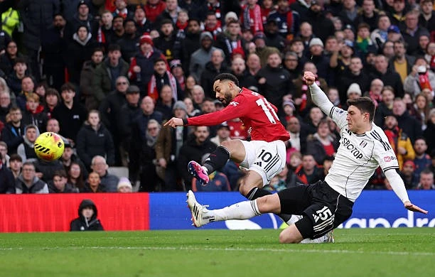 MU thắng nghẹt thở Fulham, trở lại tốp 4