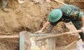 Cào bùn lũ, bộ đội tìm thấy két sắt chứa nhiều tài sản giá trị