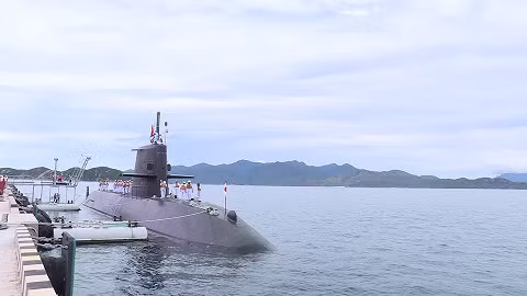 Lần đầu tiên àu ngầm JS Kuroshio của Nhật Bản cập cảnh Cam Ranh, Việt Nam. Ảnh: KTV