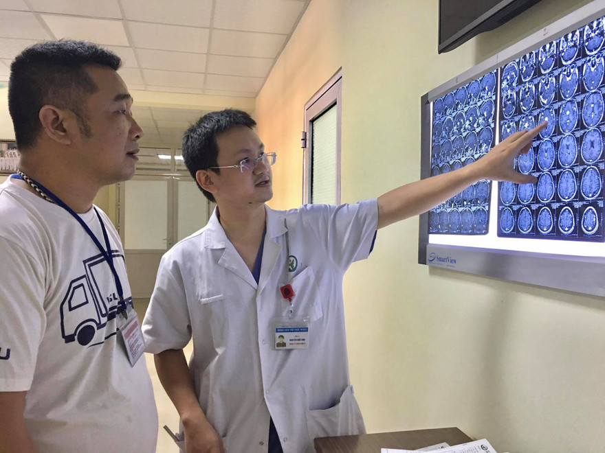 BS Nguyễn Đức Anh đang giải thích về tình trạng bệnh của bệnh nhân cho người nhà. Ảnh: Bệnh viện cung cấp