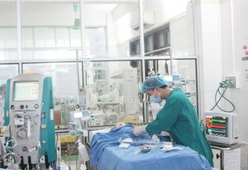 Điều trị cho trẻ tại Bệnh viện Nhi Trung ương.