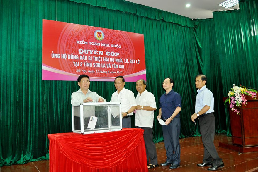 Lãnh đạo KTNN quyên góp ủng hộ người dân vùng mưa lũ sáng 11/8