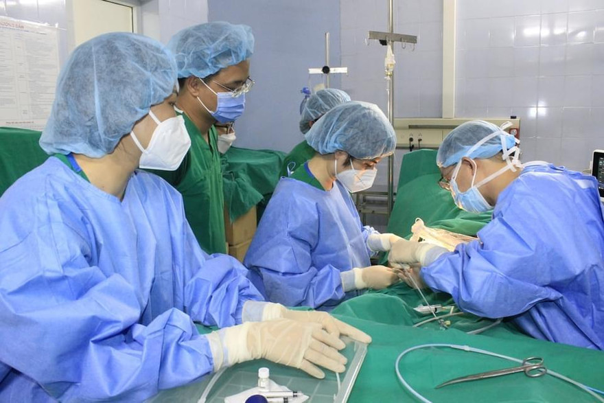Các BS Bệnh viện E thực hiện can thiệp cho bệnh nhân bị suy tĩnh mạch chi dưới. Ảnh: Bệnh viện cung cấp