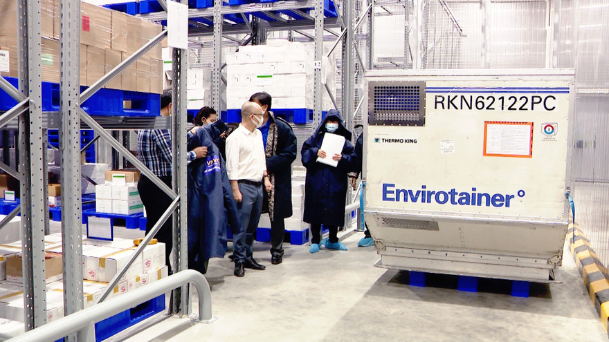 Vắc xin COVID-19 dồn dập về Việt Nam