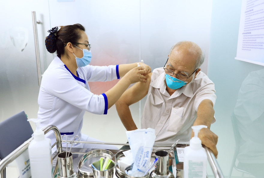 Hành trình đưa lô vắc xin ngừa COVID-19 đầu tiên về Việt Nam