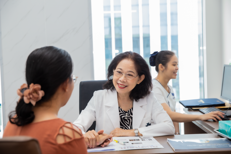 Bác sĩ tư ván cho bệnh nhân khi đến khám ở Trung tâm Bernard TPHCM