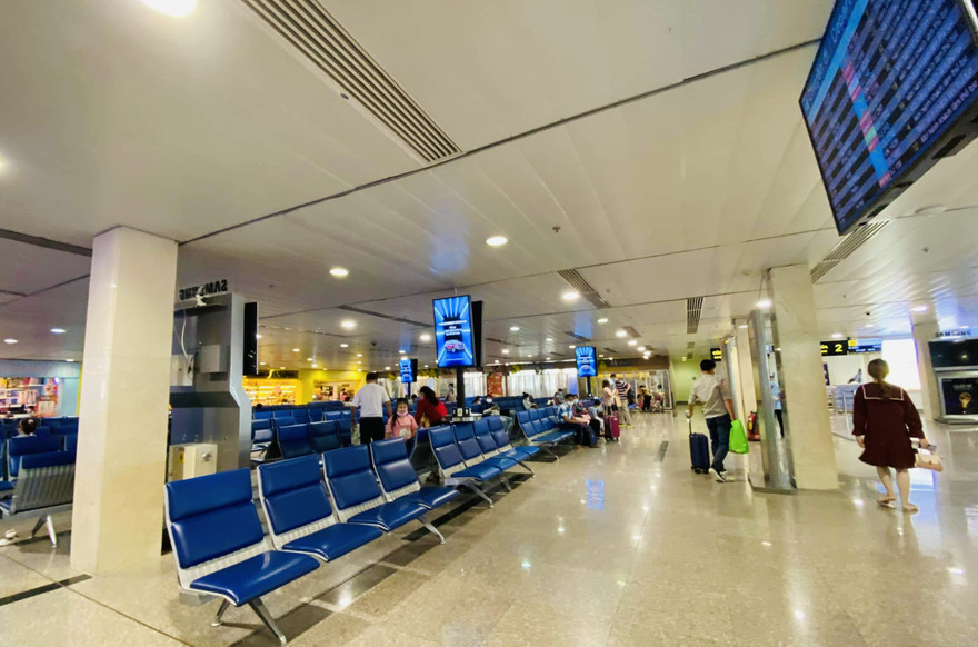 Sân bay Tân Sơn Nhất vắng hoe ngày mồng 1 Tết