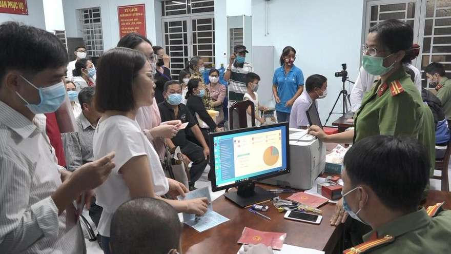 Người dân xếp hàng làm thủ tục đổi căn cước công dân có gắn chíp.