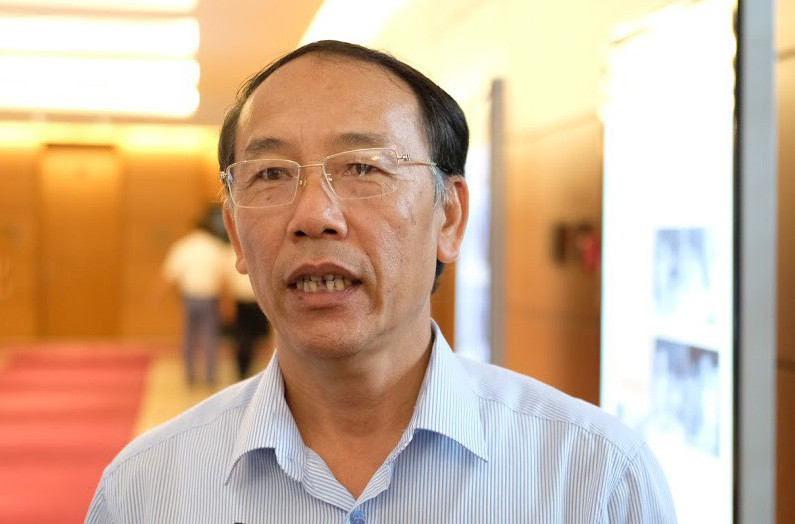 Thiếu tướng Sùng A Hồng, Giám đốc Công an tỉnh Điện Biên trao đổi bên lề kỳ họp sáng 17/6