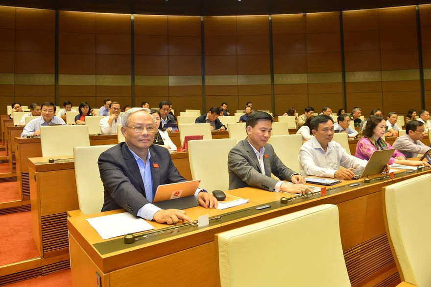 Quốc hội biểu quyết thông qua dự thảo nghị quyết. Ảnh Như Ý