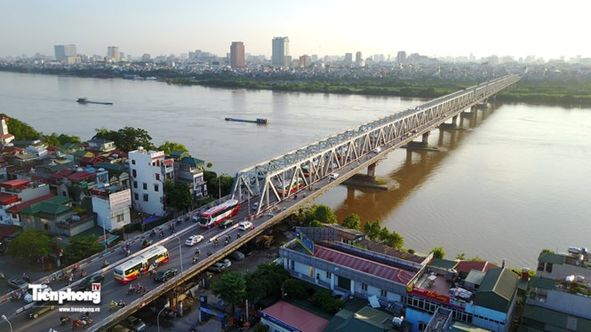 "Đi từ Long Biên sang bên này, nhìn hai bờ sông như 2 đống rác"