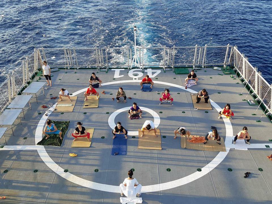 Những khoảnh khắc không thể nào quên của các thành viên đoàn công tác số 10 trên tàu KN 491. Có người bỏ tập để ghi lại hình ảnh này để sau này về tập lại. Ảnh: Phúc Ngô