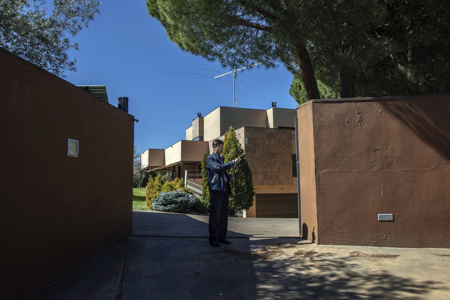 Bên ngoài đại sứ quán Triều Tiên tại Madrid, Tây Ban Nha, nơi một nhân viên đại sứ quán cấm phóng viên quay phim, chụp ảnh với lý do đây là khu vực ngoại giao. Ảnh: AP