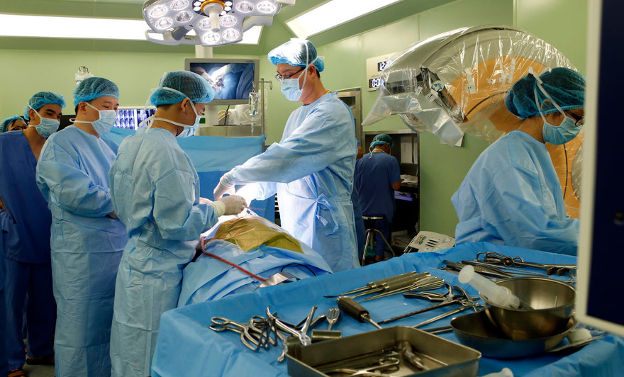 Các bác sĩ đang tiến hành phẫu thuật cho bệnh nhân bằng ứng dụng hệ thống T2 Altitude trong chấn thương cột sống và thay thân đốt sống nhân tạo. Ảnh: BV Bạch Mai