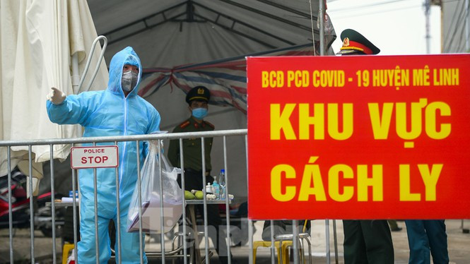 Chốt kiểm dịch tại thôn Hạ Lôi, Mê Linh, Hà Nội. Ảnh: Mạnh Thắng