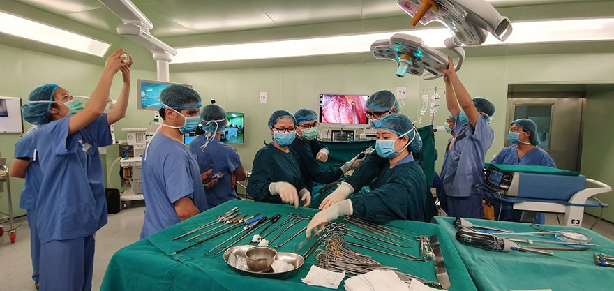 Các BS trong ca phẫu thuật cắt thuỳ phổi nội soi một đường rạch