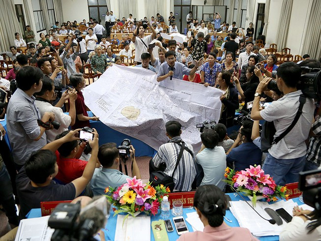 Việc xem xét, giải quyết quyền lợi của người bị thu hồi đất chưa thấu đáo, kịp thời nên tiếp tục diễn ra rất gay gắt, điển hình là khiếu nại, tố cáo của công dân Khu đô thị Thủ thiêm, TP HCM.