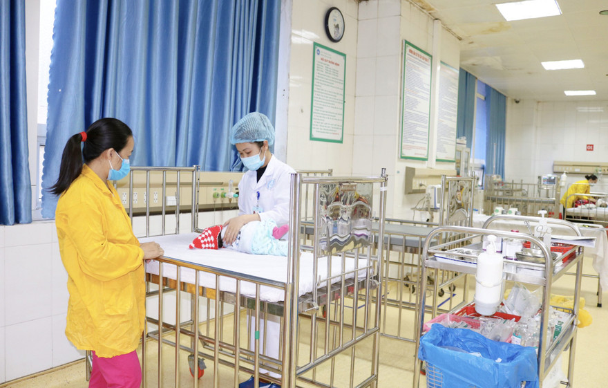 Khoa Cấp cứu, Hồi sức tích cực và Chống độc thường xuyên tiếp nhận điều trị cho trẻ nhập viện trong tình trạng nguy kịch. Ảnh: Bệnh viện cung cấp