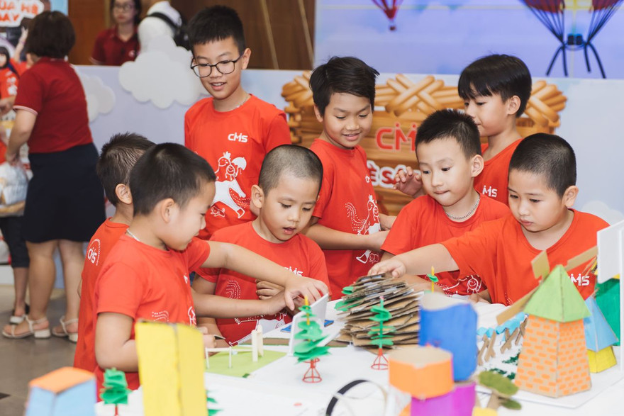 Các em nhỏ hào hứng bên các mô hình sáng chế từ vật liệu tái chế 