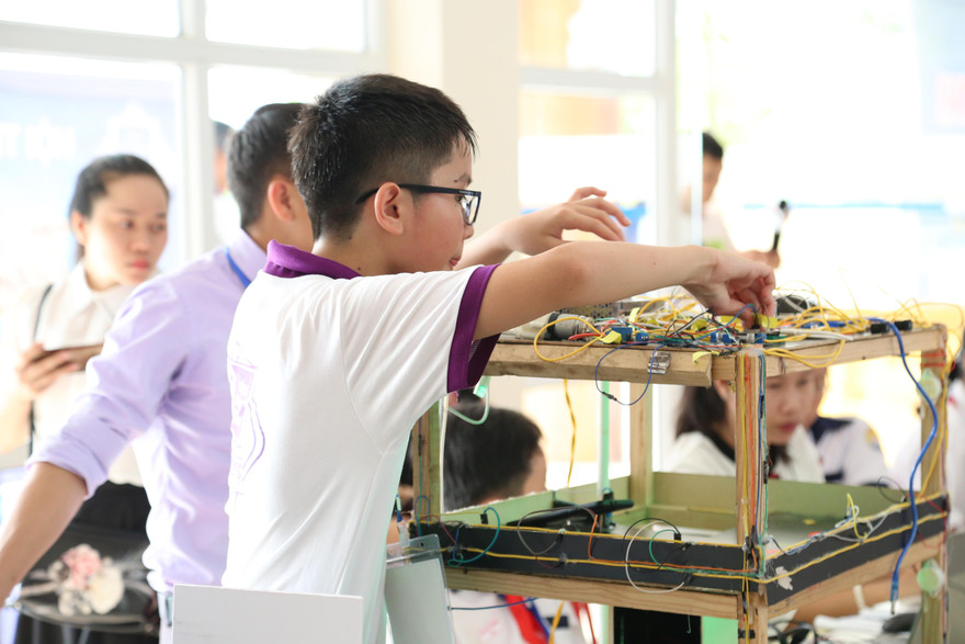 Các thí sinh trình bày sản phẩm sáng tạo tại Hội thi Tin học trẻ toàn quốc lần thứ 25, năm 2019.