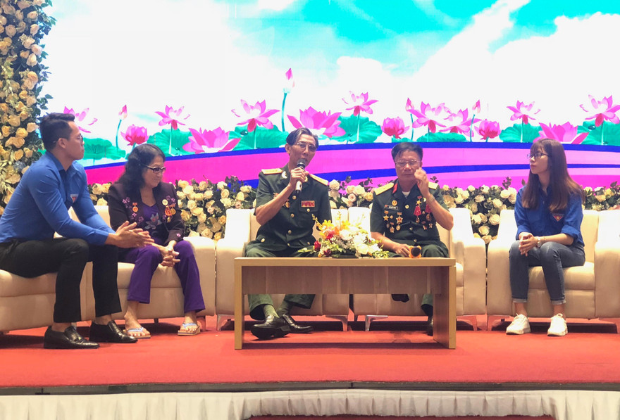 Các thương binh nặng giao lưu với các bạn trẻ về những năm tháng tham gia cách mạng, cống hiến thanh xuân, một phần cơ thể cho Tổ quốc.