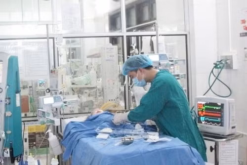 Bác sĩ đang tiến hành lọc máu liên tục cho bệnh nhi. Ảnh minh hoạ
