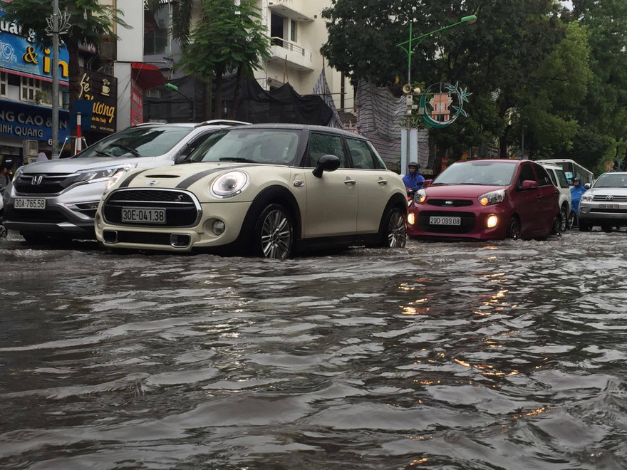 Đường Nguyễn Thái Học ngập nặng sáng 13/6. Ảnh: Nguyễn Hoàn