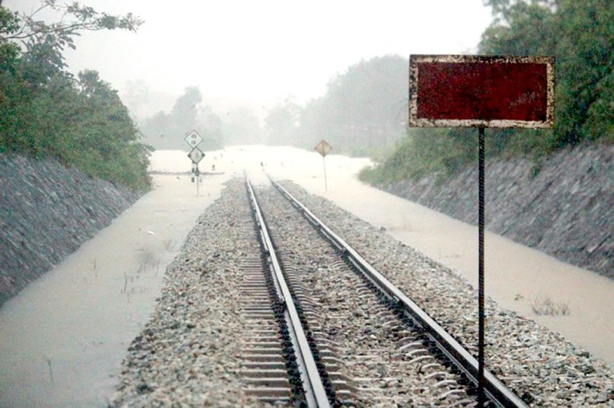 Đường sắt qua một số tỉnh miền Trung ngập sâu, khiến hoạt động chạy tàu bị gián đoạn. Ảnh đường sắt cung cấp.