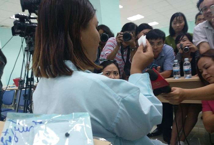 Dính đạn lạc khi đứng trước nhà hóng gió 