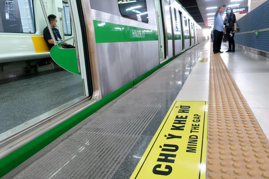 Theo thiết kế, khoảng cách giữa vị trí khách đứng chờ tàu và đoàn tàu chỉ có vạch cảnh báo, không có rào chắn, nên Tư vấn ACT khuyến nghị cần bổ sung vách chắn bằng kinh để đảm bảo an toàn khai thác.