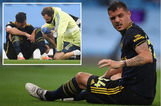 Cả Granit Xhaka và Mari đều dính chấn thương trong trận đấu với Man City.