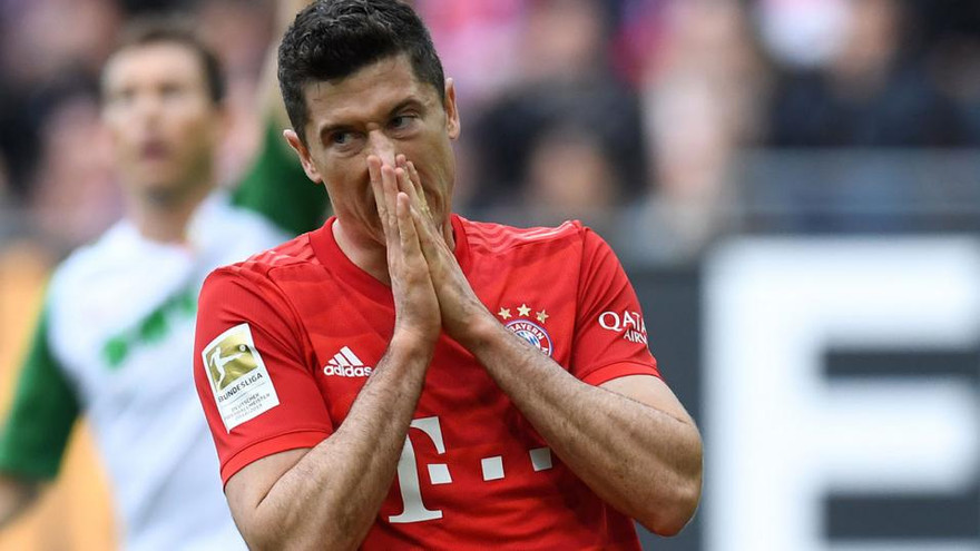 Bayern Munich thảm bại khi để Robert Lewandowski dự bị.