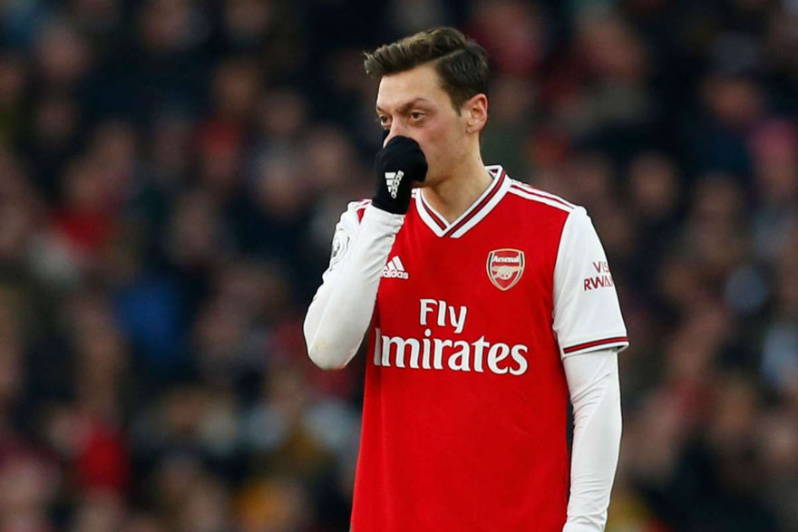 Mesut Ozil sẽ ở lại London để chăm sóc cô vợ sắp sinh.