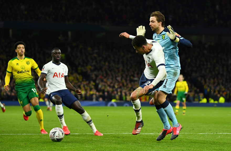 Tottenham bị Norwich City loại khỏi FA Cup.