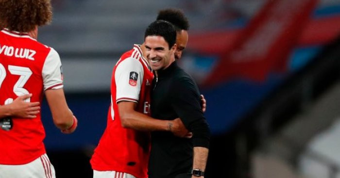 HLV Mikel Arteta ăn mừng cùng các cầu thủ Arsenal.