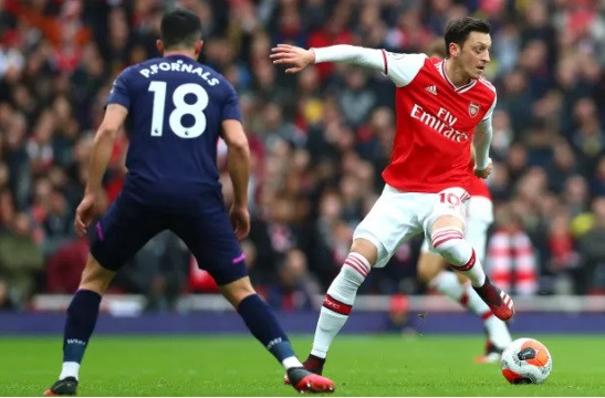 Mesut Ozil quyết bám trụ lại Arsenal.
