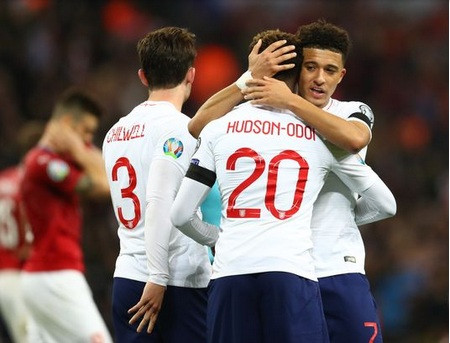 Chelsea muốn chiêu mộ Jadon Sancho (phải) trong hè 2020.