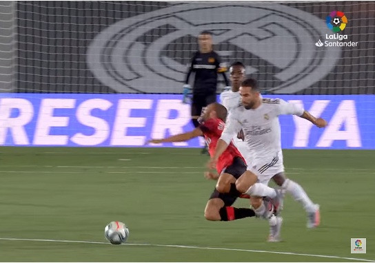 Carvajal phạm lỗi rõ ràng với cầu thủ Real Mallorca nhưng không bị phạt.