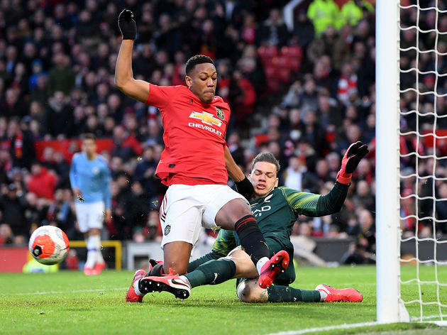 Pha bóng dẫn tới chấn thương của Anthony Martial.